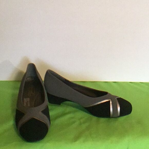 1” gray & black suede like heels in size 8 1/2 W - Picture 2 of 8